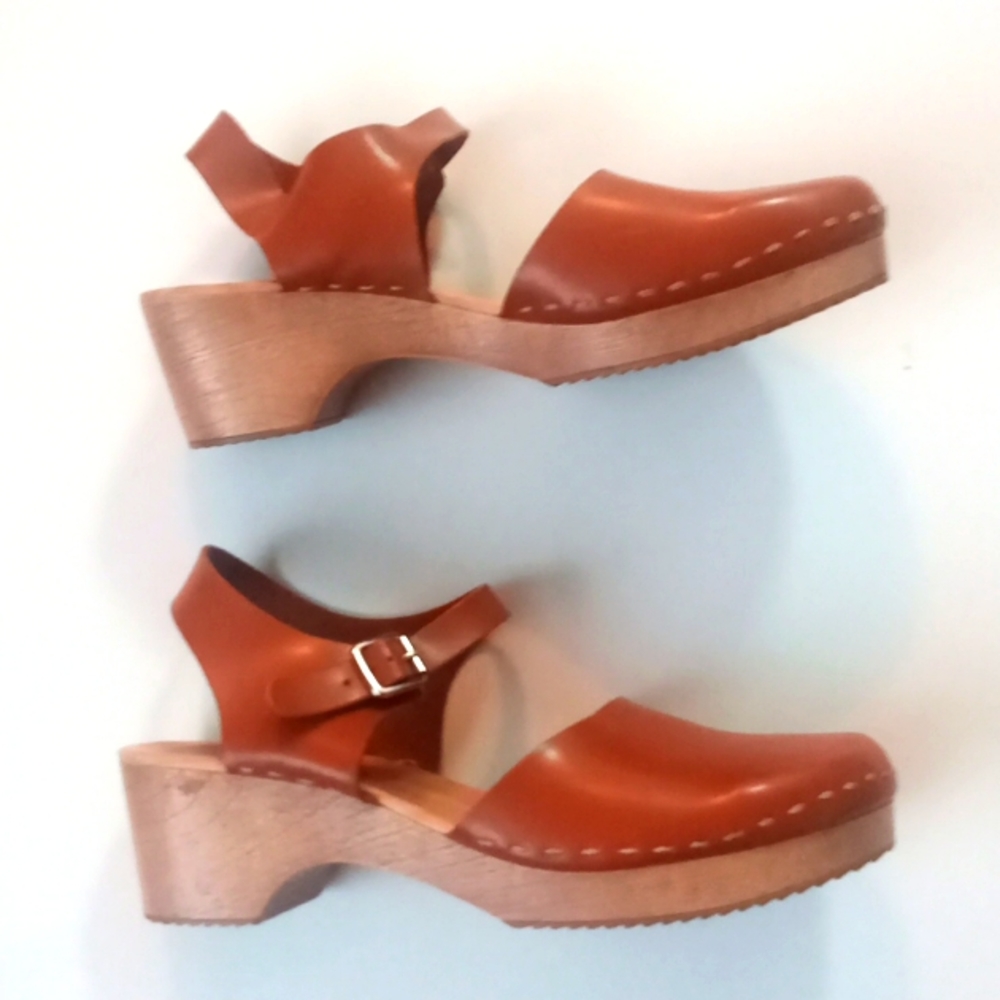 Size11 Women's Clogs, cognac color